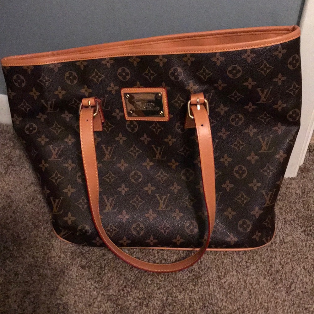 Louis Vuitton Handbag - Picture 1 of 3